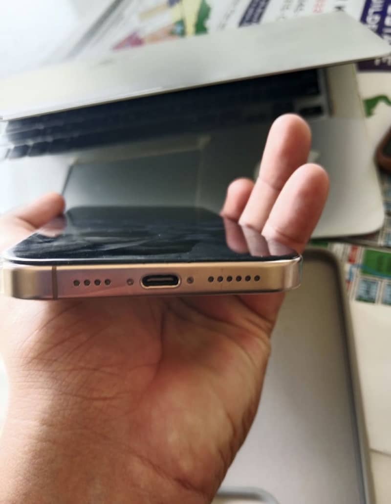Apple iPhone 16 Pro Max 4