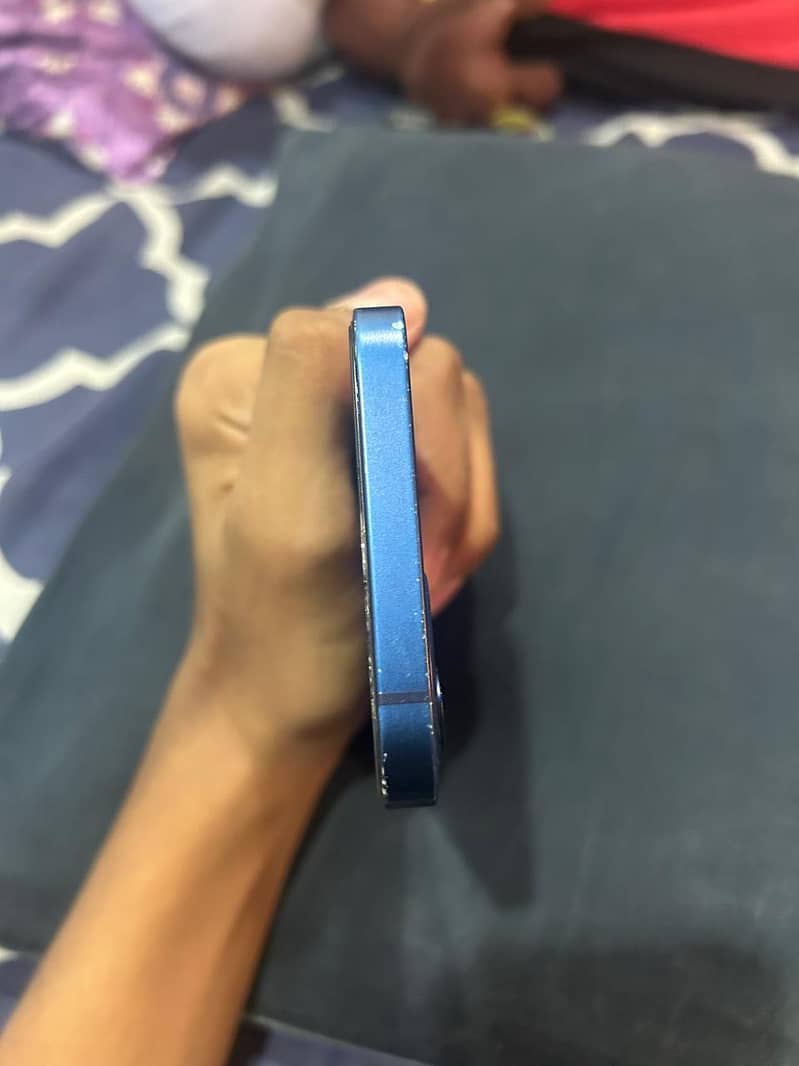 Apple iPhone 12 4