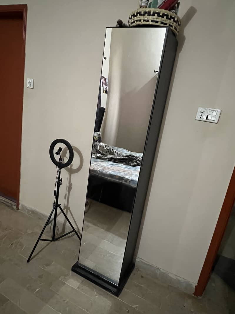 Full mirror with makeup storage 1