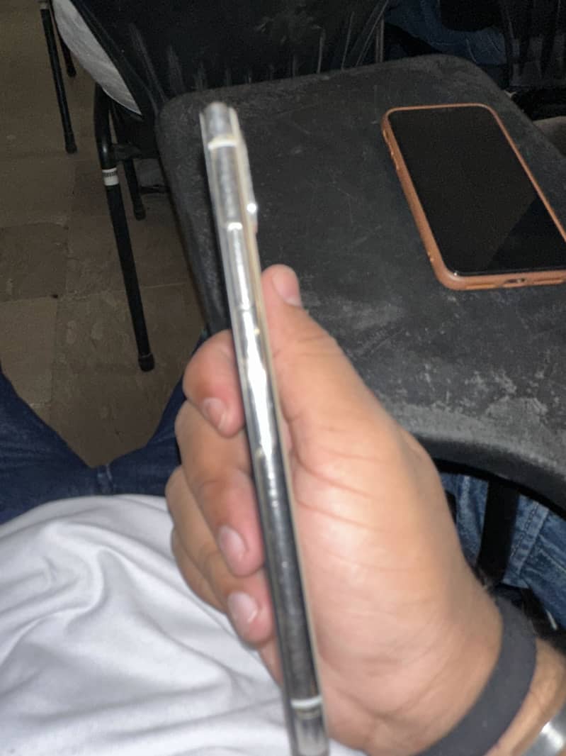 Apple iPhone XS 4