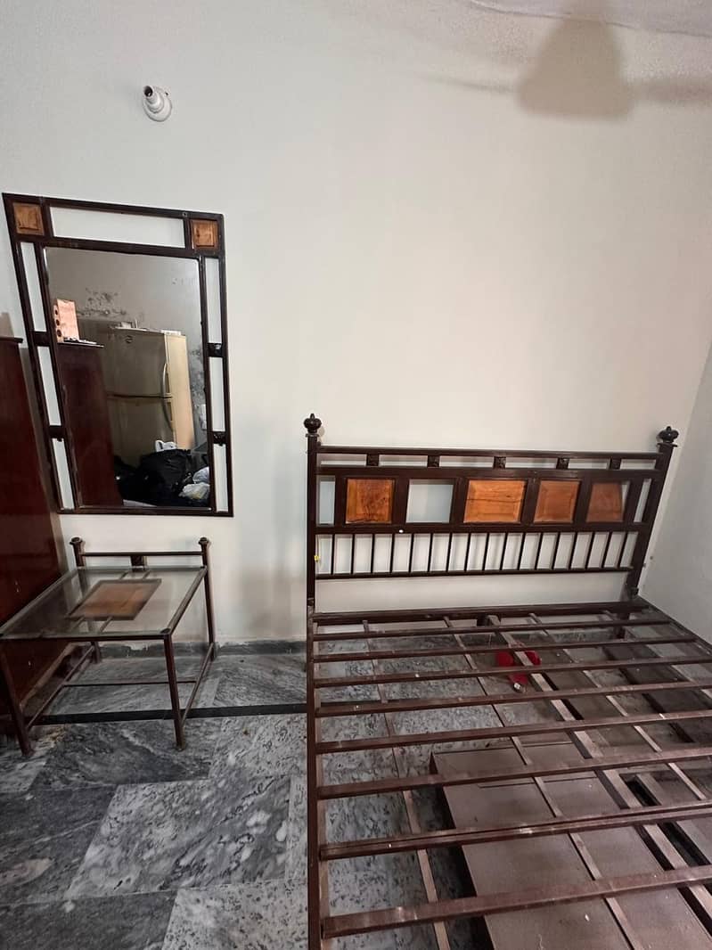 iron bed 0