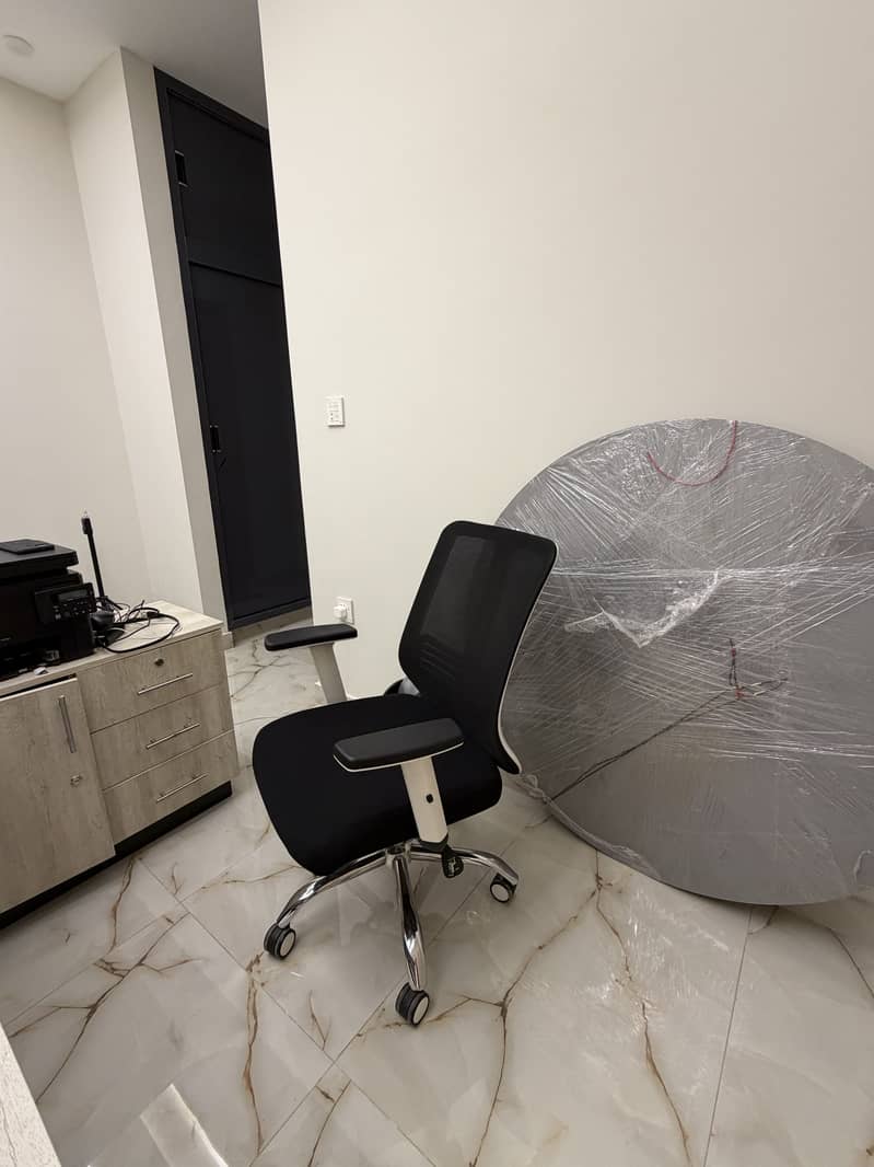 CEO office Table (Almost New) 4