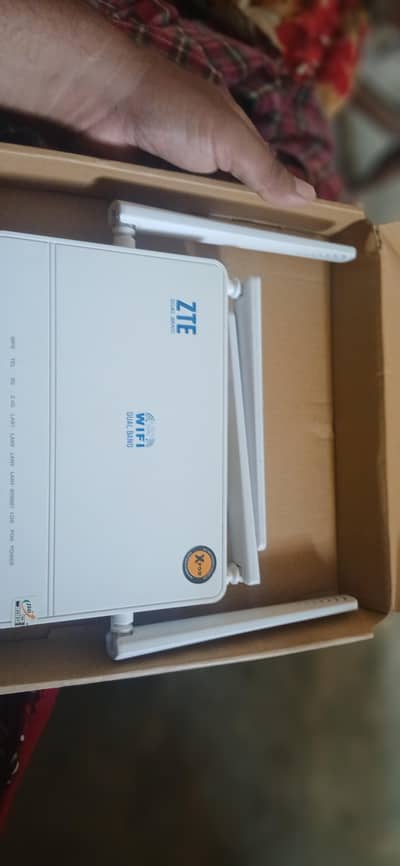 ZTE Dual-Band Wi-Fi Router (2.4GHz & 5GHz) with Original Box