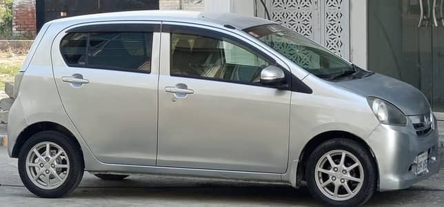Daihatsu Mira 2011
