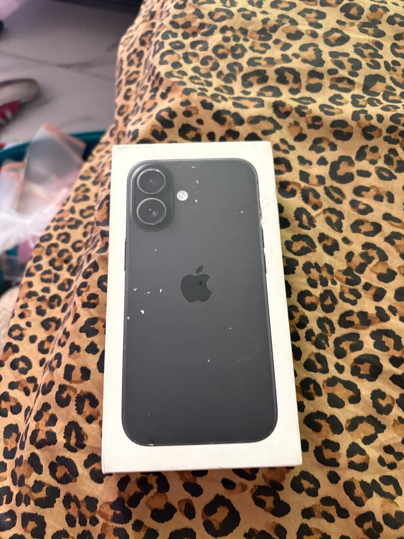 Apple iPhone 16 Black 4