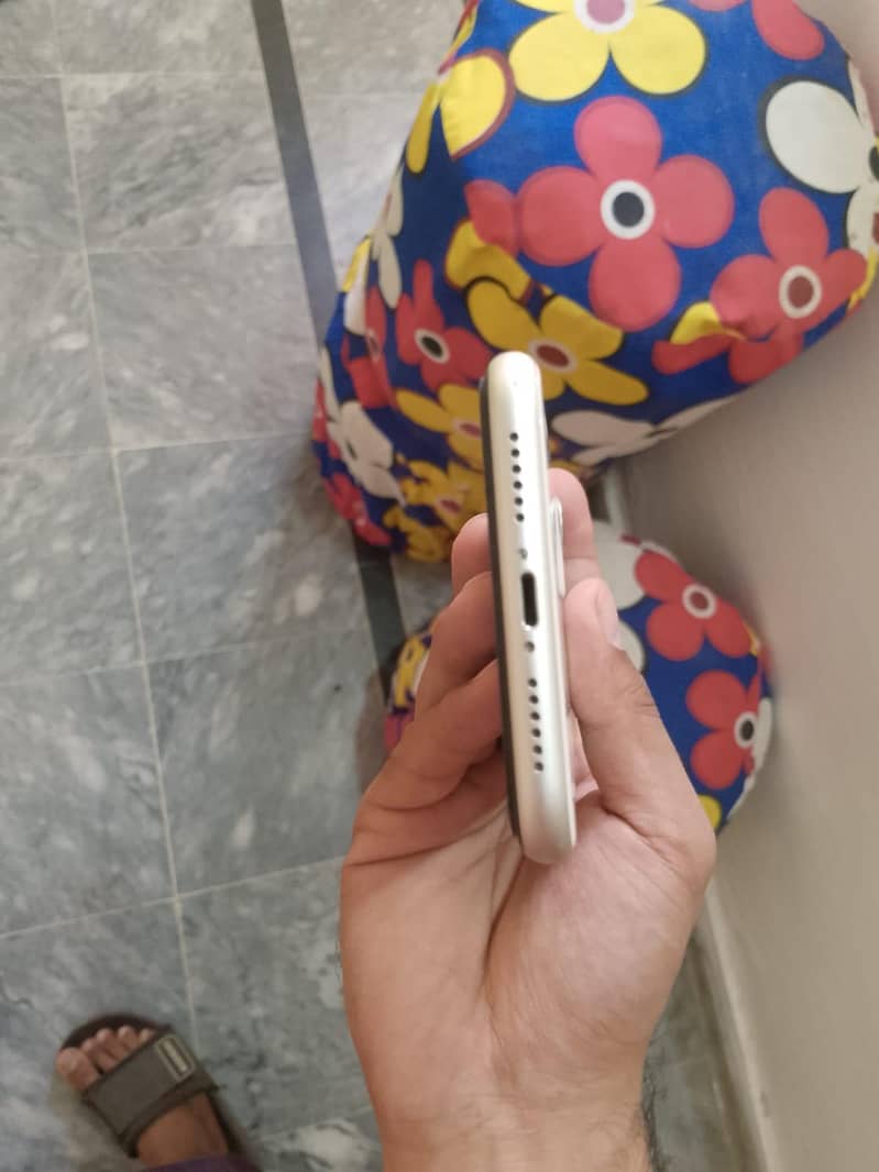 Apple iPhone 11 4