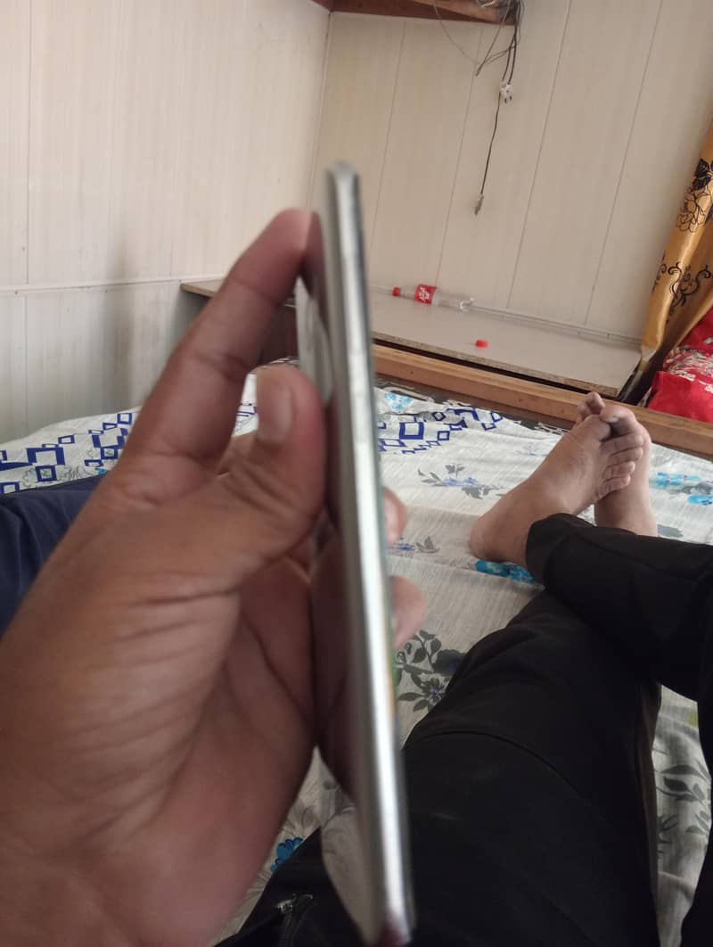 Samsung Mobile S8 Plus 4