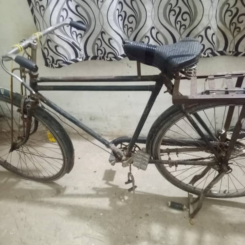 03030987199دونوں سائیکلیں سراب کی ہیں ایک بڑی سائیکل ہےے 3
