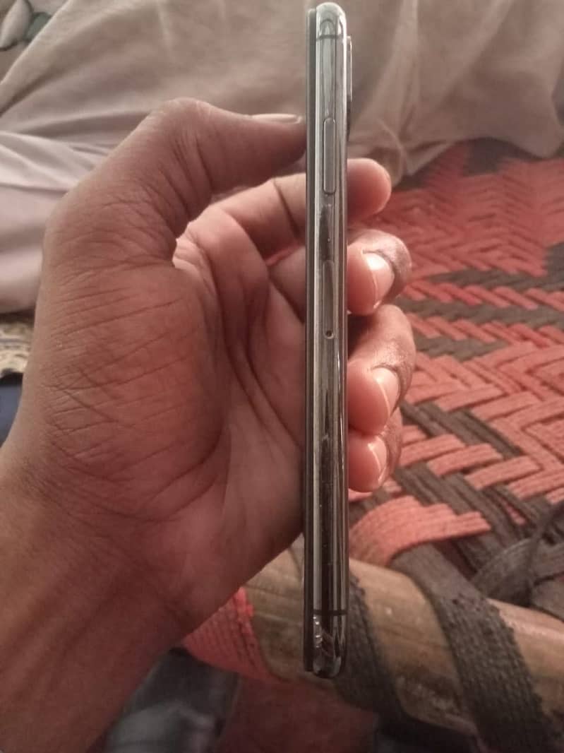 Apple iPhone X 4