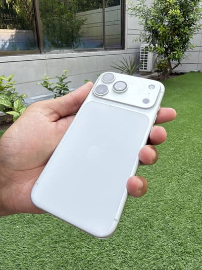 iPhone 17 Pro Max 256GB Silver – PTA | 100% | 67 Cycles | 10/10