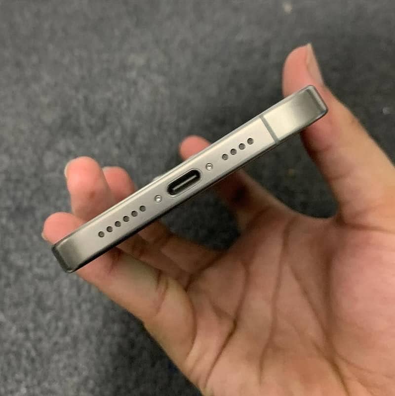 Apple iPhone 15 Pro Max 0