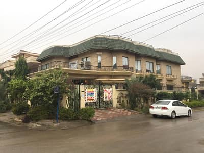 1 KANAL CORNER HOUSE AVAILABLE FOR SALE IN PWD ISLAMABAD