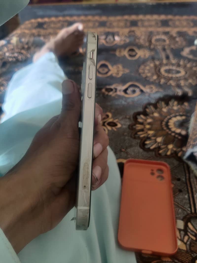 Apple iPhone 12 4