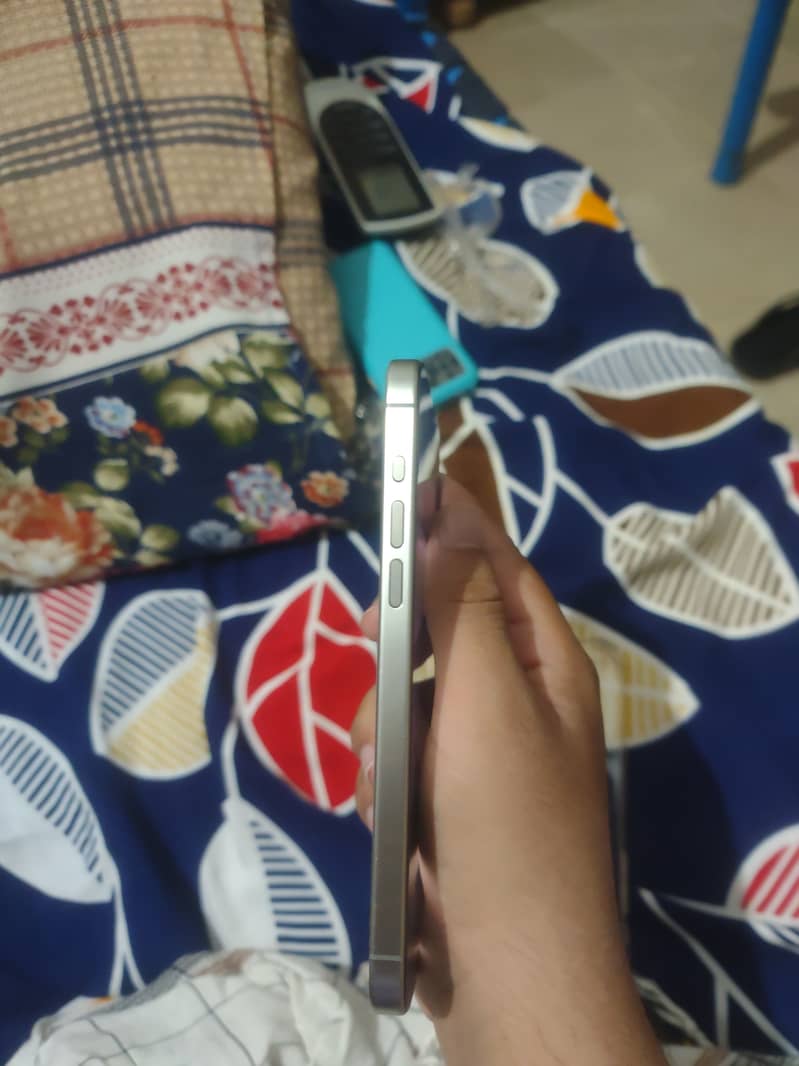 Apple iPhone 15 Pro Max 4