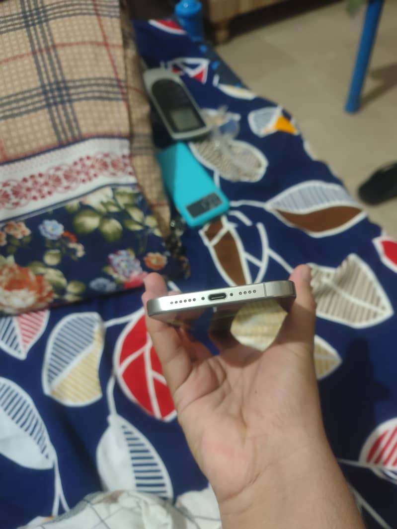 Apple iPhone 15 Pro Max 6