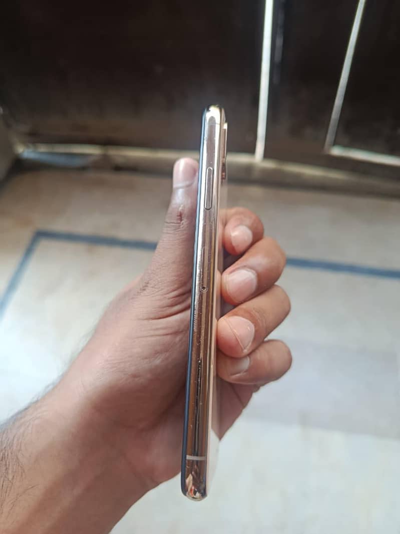 Apple iPhone XS 3