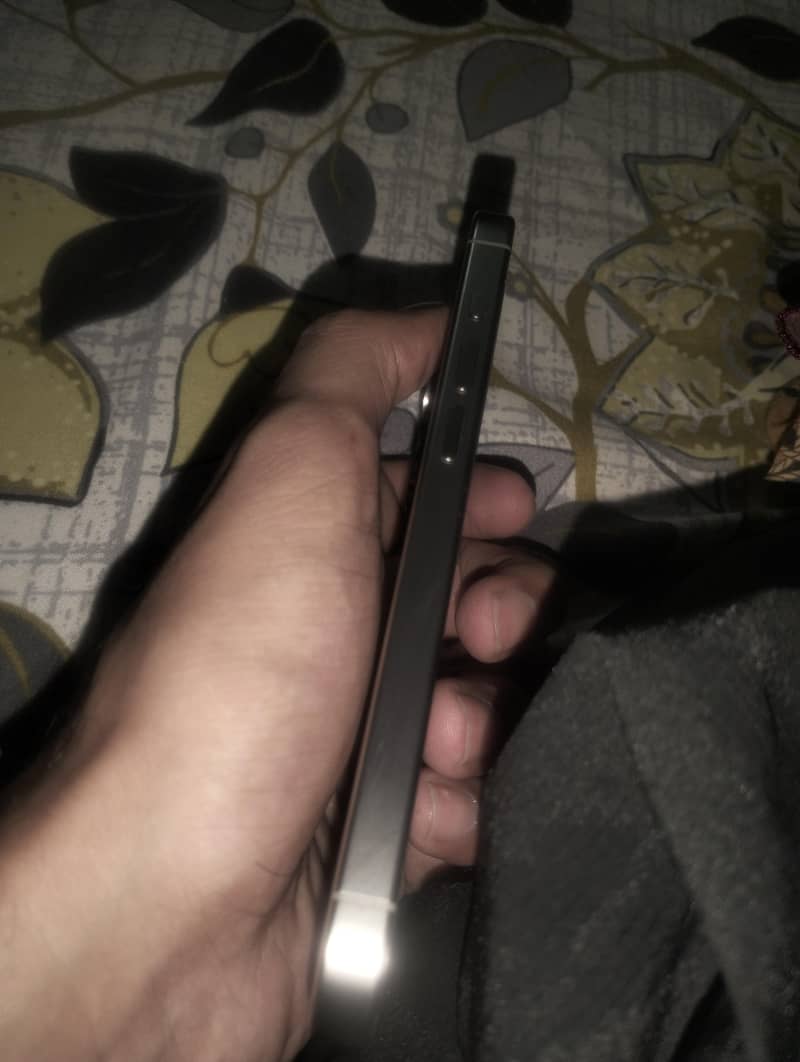 Apple iPhone 15 Pro 4