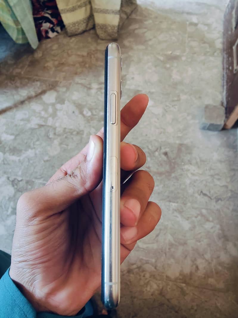 Apple iPhone 11 Pro 4