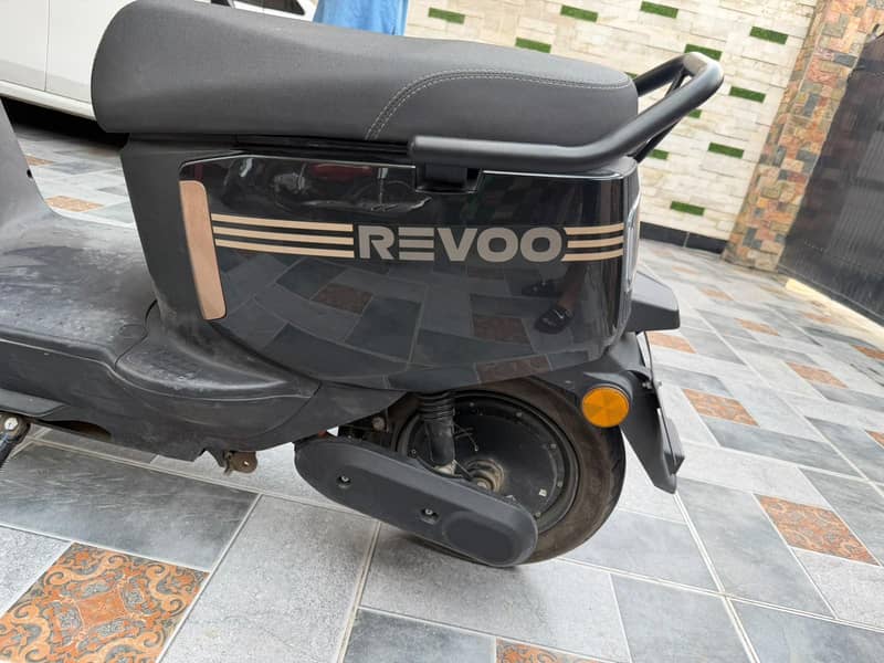 Revoo A11 2