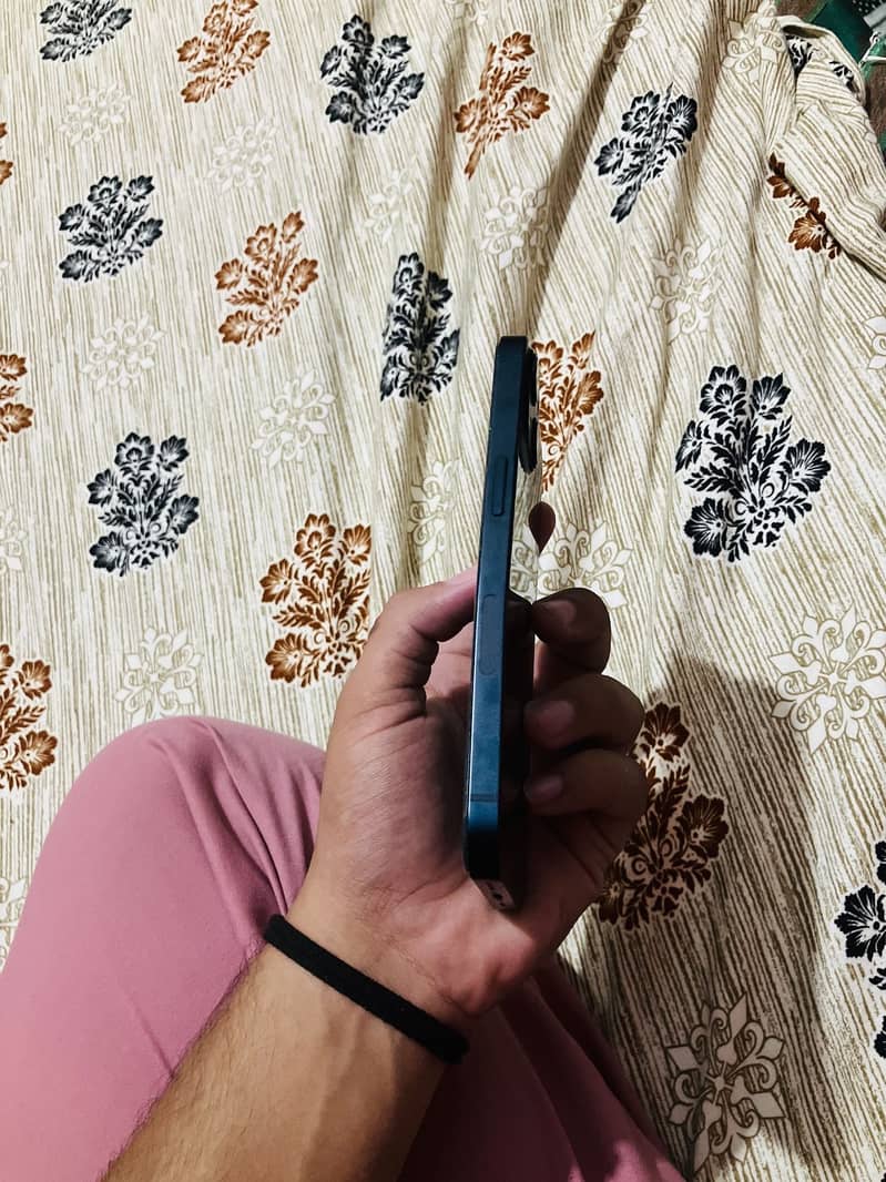 Apple iPhone 13 1