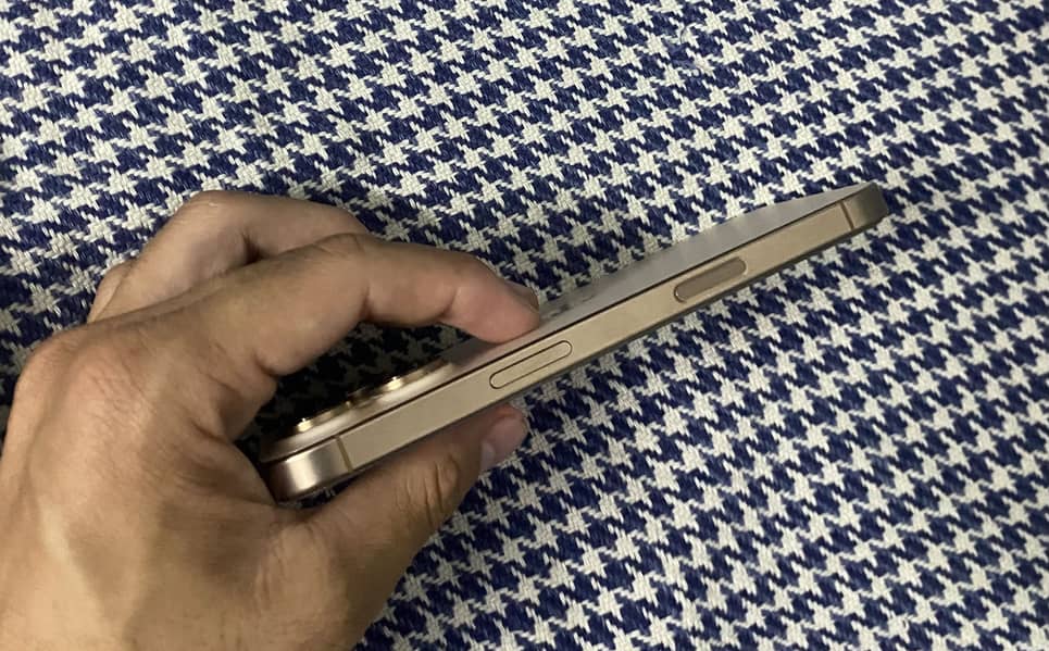 Apple iPhone 16 Pro 1