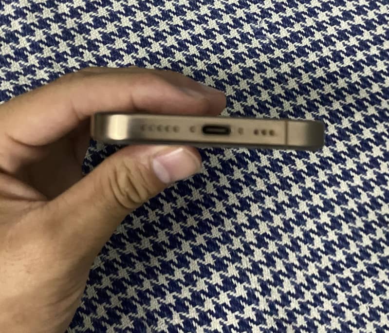 Apple iPhone 16 Pro 3