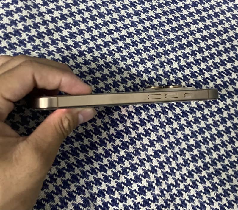 Apple iPhone 16 Pro 4