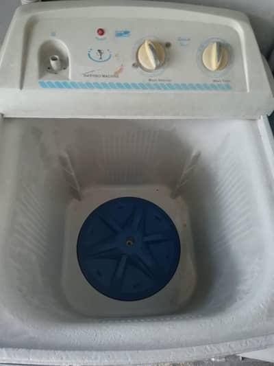 Toyo Washing Machine – Excellent Condition Internally