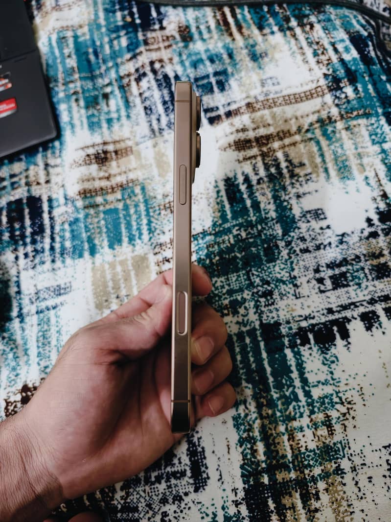 Apple iPhone 16 Pro Max 4