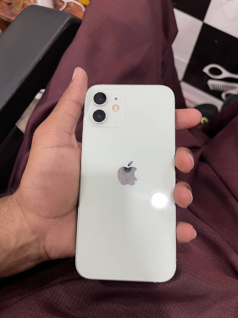 Apple iPhone 12 4