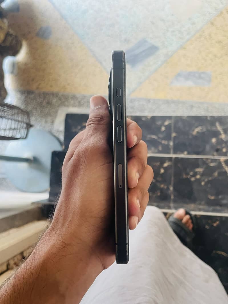 Apple iPhone 15 Pro 4