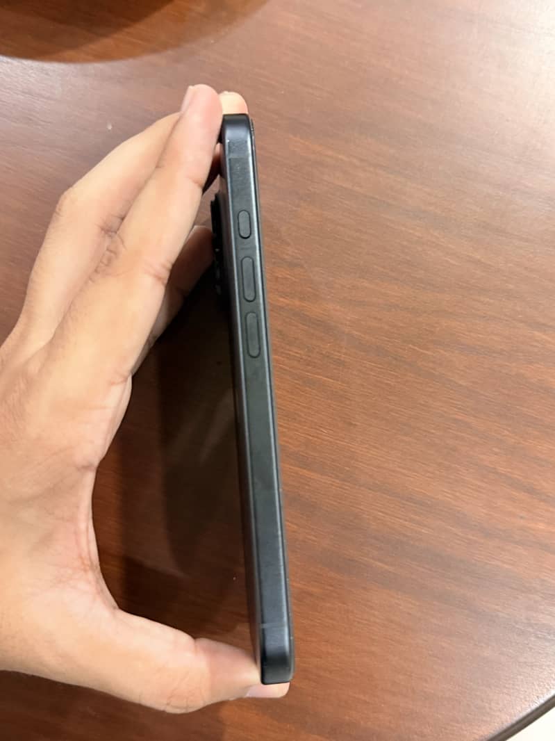 Apple iPhone 16 3