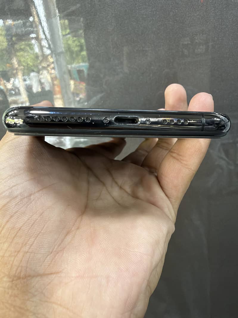 Apple iPhone XS Max 3
