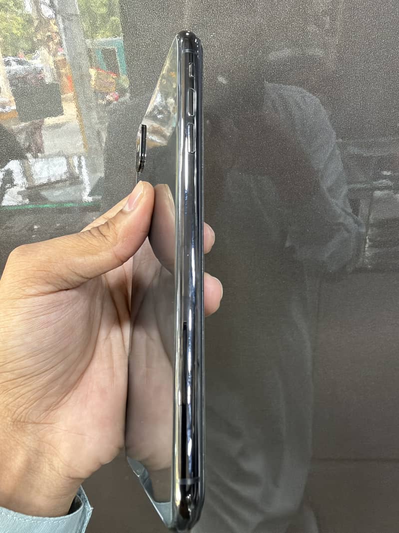 Apple iPhone XS Max 4