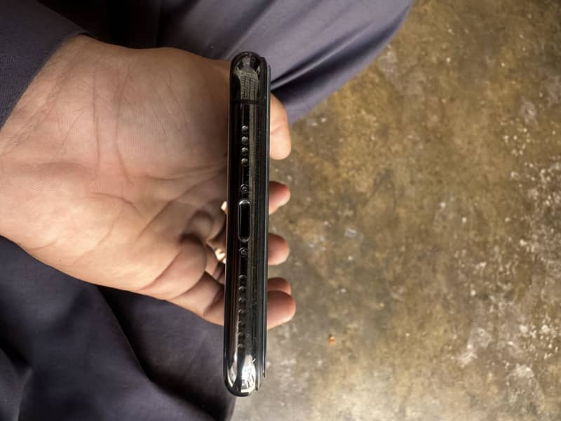 Apple iPhone XS Max 4