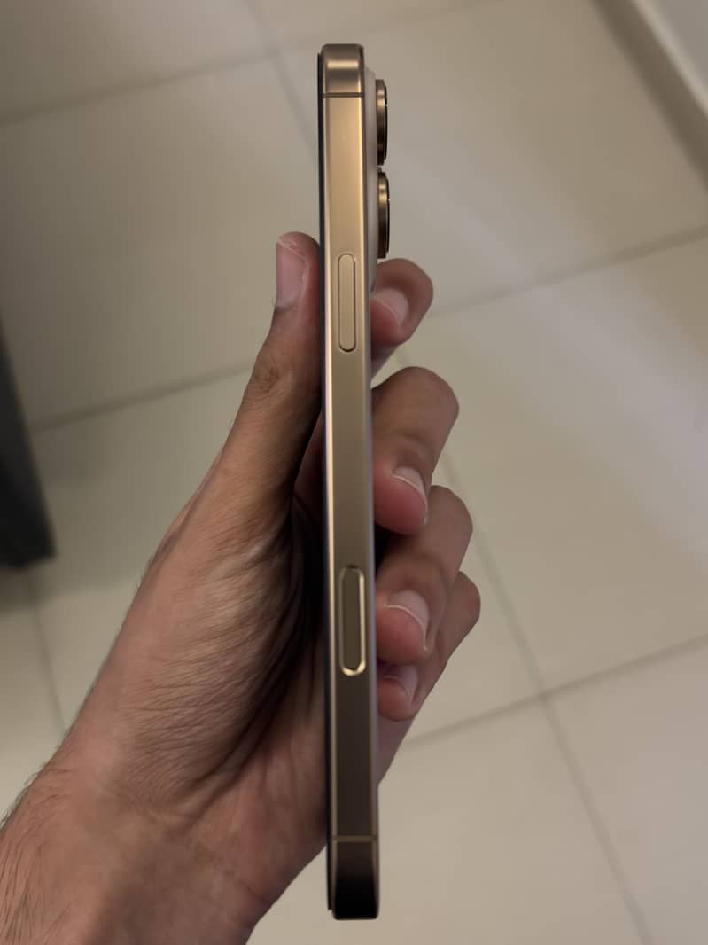 Apple iPhone 16 Pro Max 4