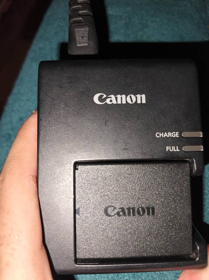 Canon EOS 2000D 2