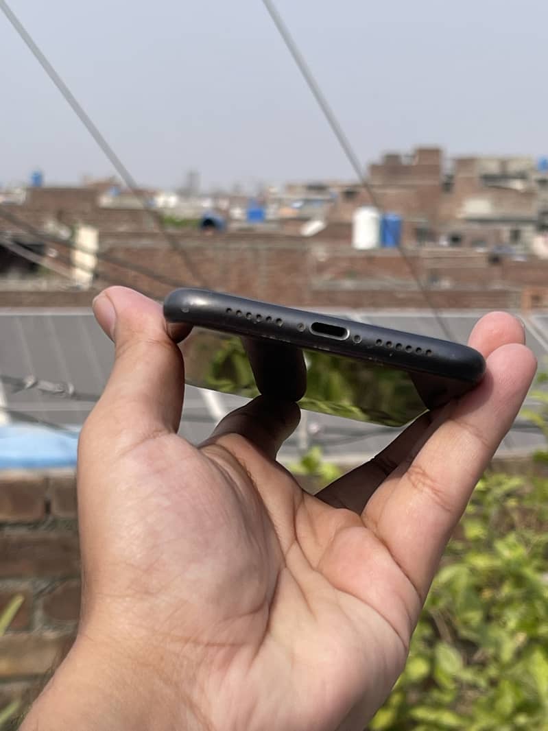 Apple iPhone 11 3