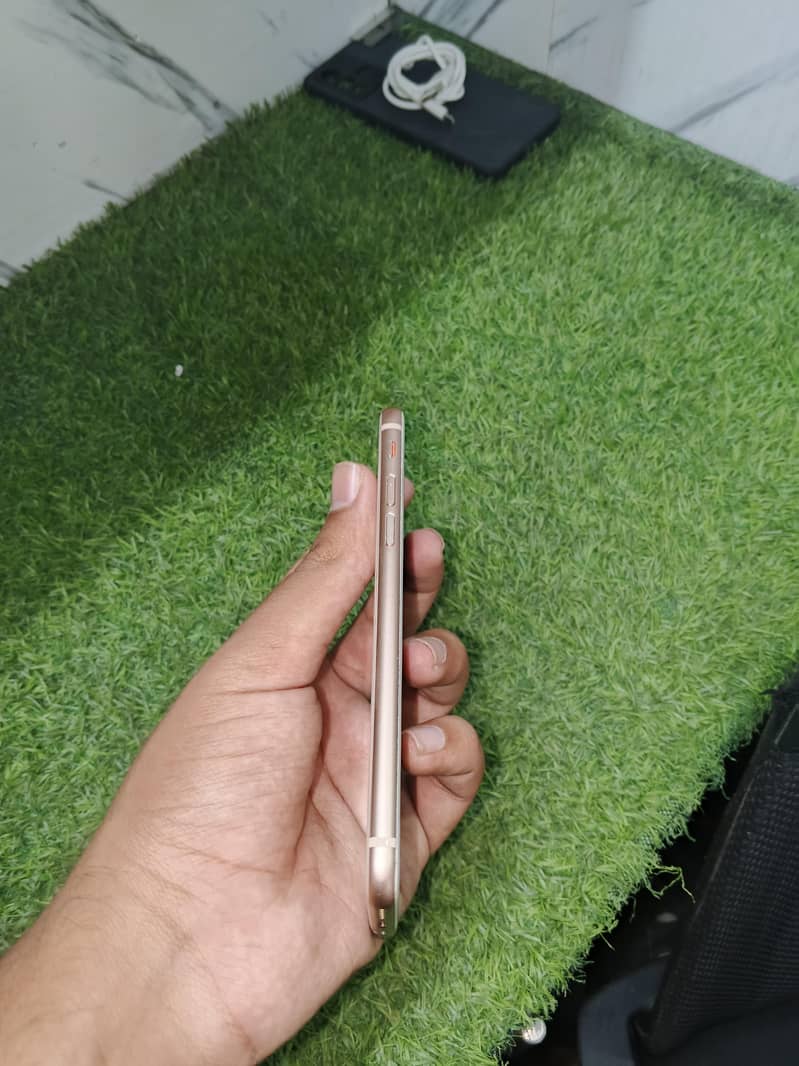 Apple iPhone 8 3