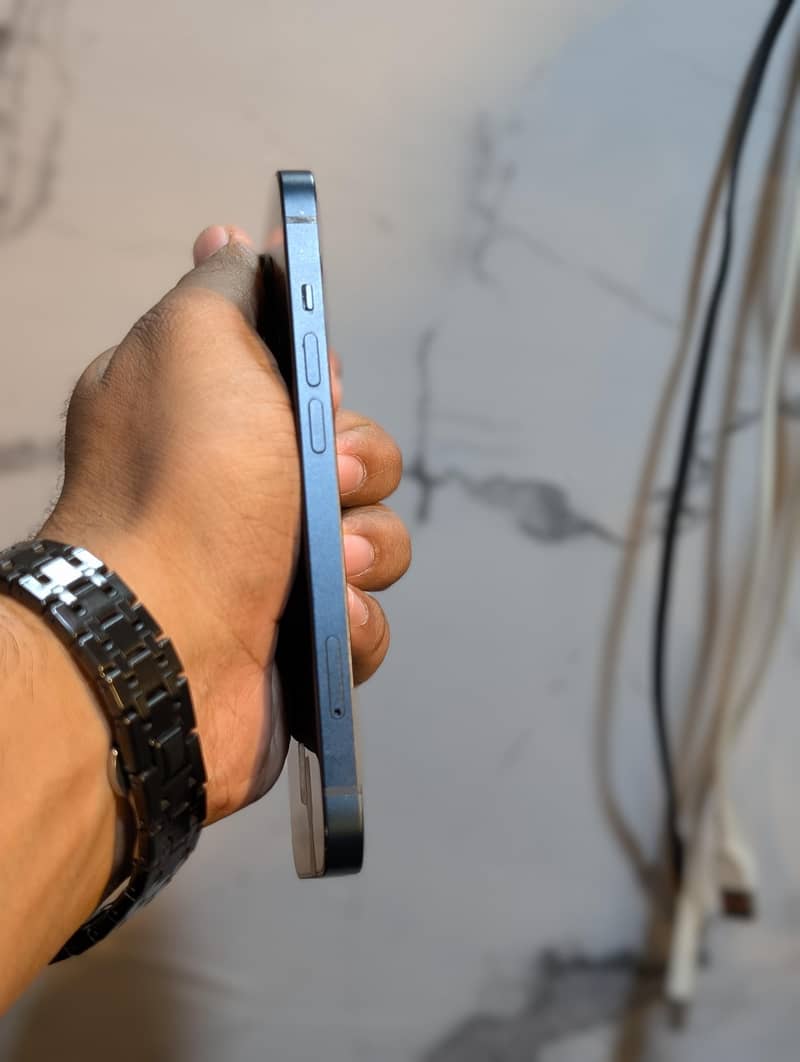 Apple iPhone 13 4