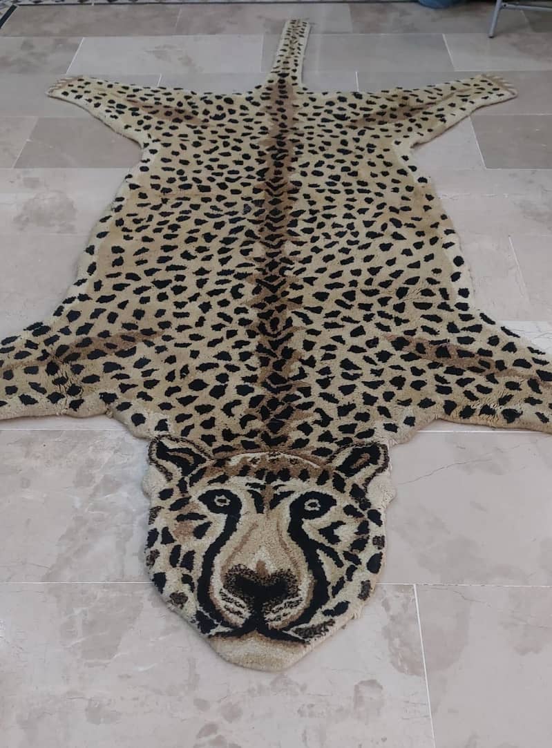 Leopard carpet 0
