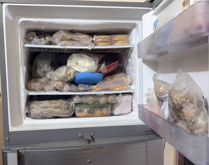 9/10 condition Dawlance Refrigerator 2
