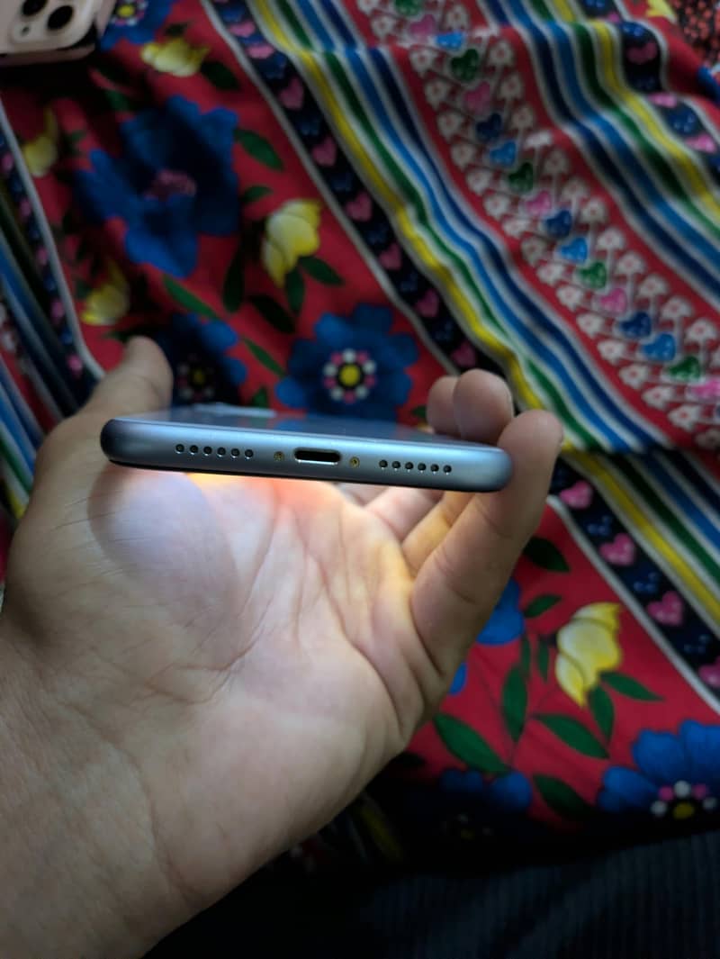 Apple iPhone 11 4