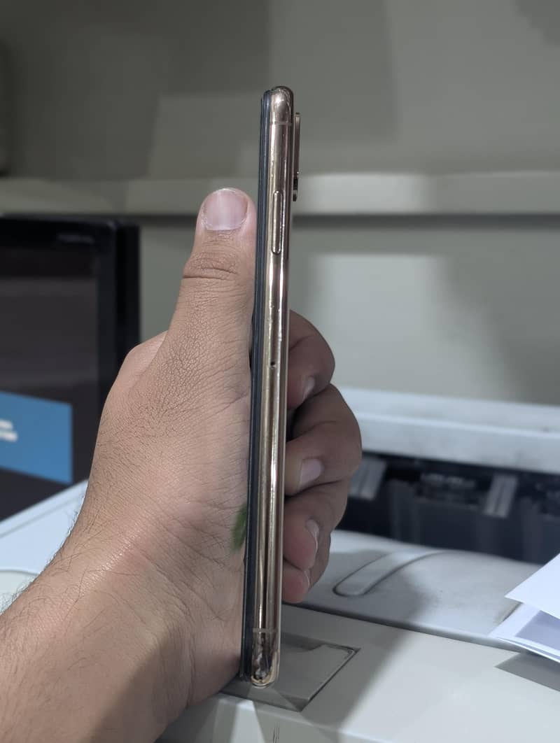 Apple iPhone XS Max 3