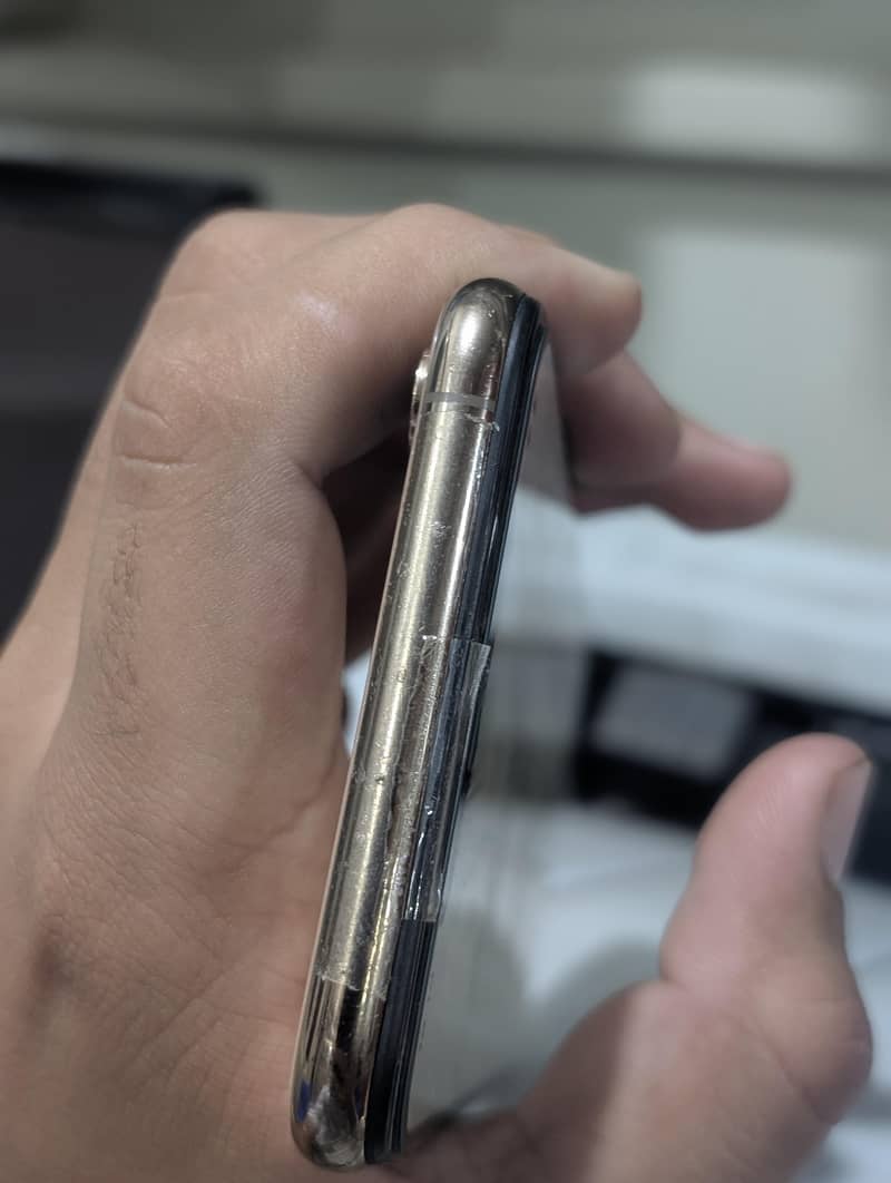 Apple iPhone XS Max 4