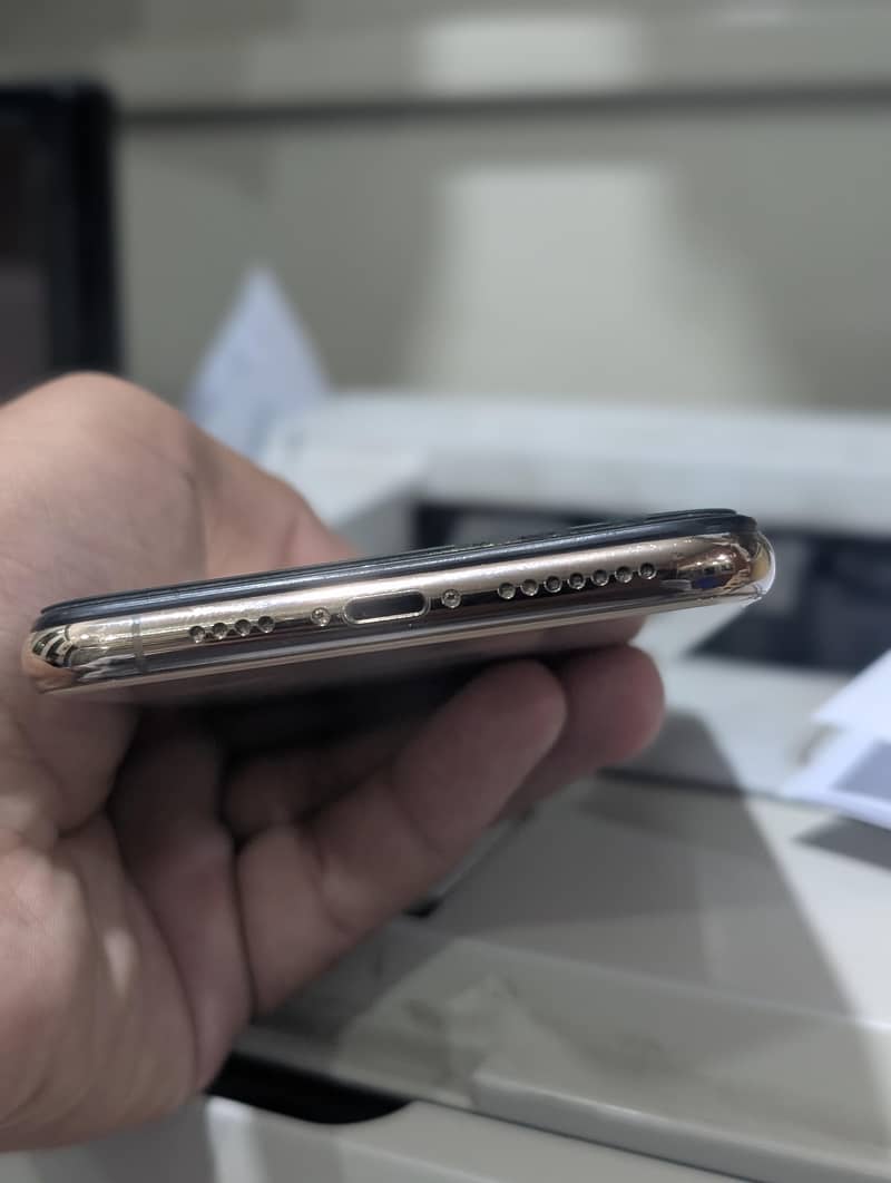 Apple iPhone XS Max 5