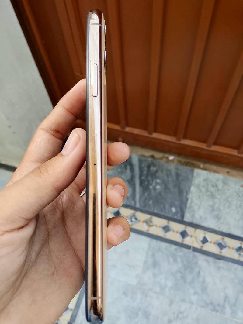 Apple iPhone 11 Pro Max 4