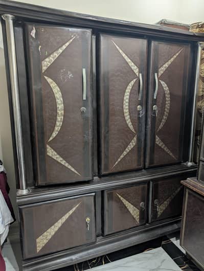 Selling metal cupboard 3 doors
