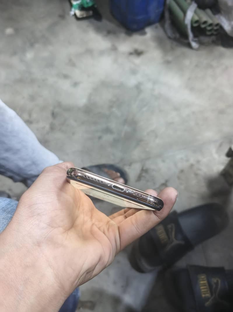 Apple iPhone XS 3
