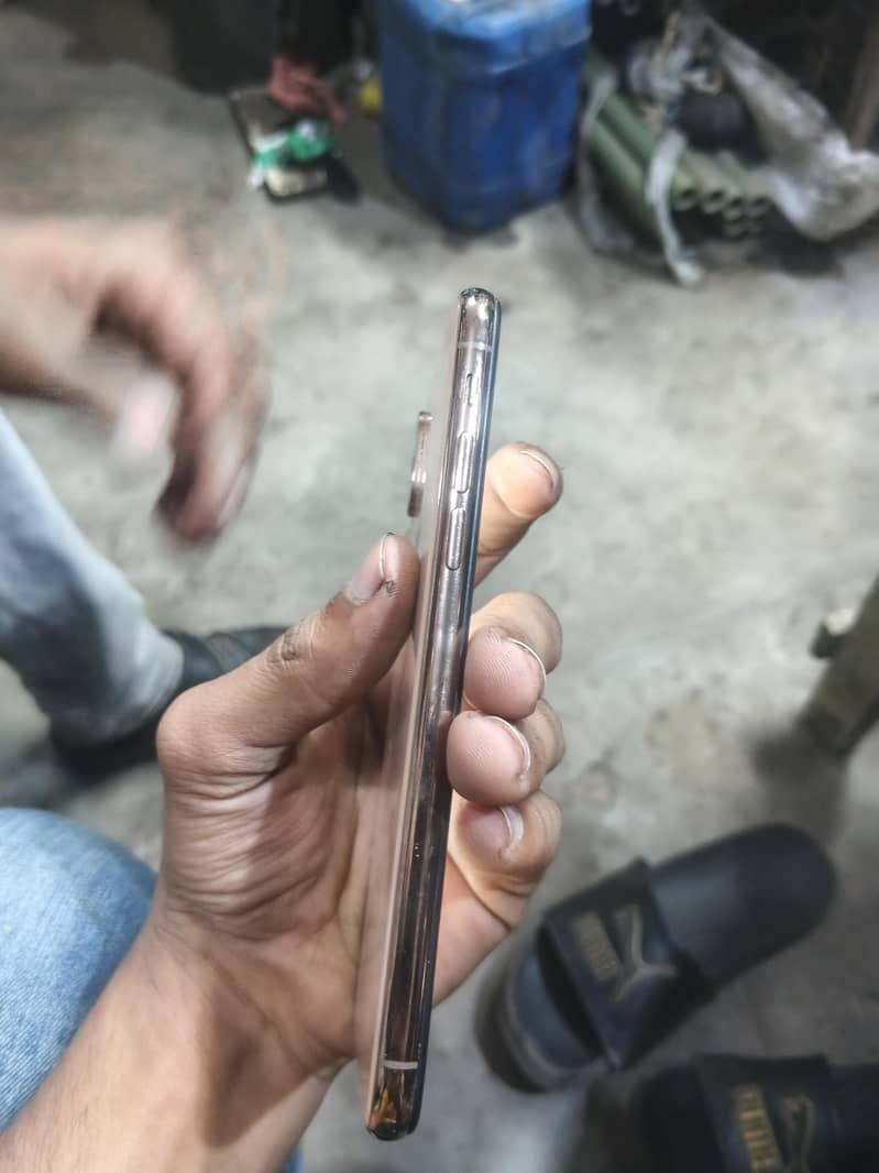 Apple iPhone XS 4